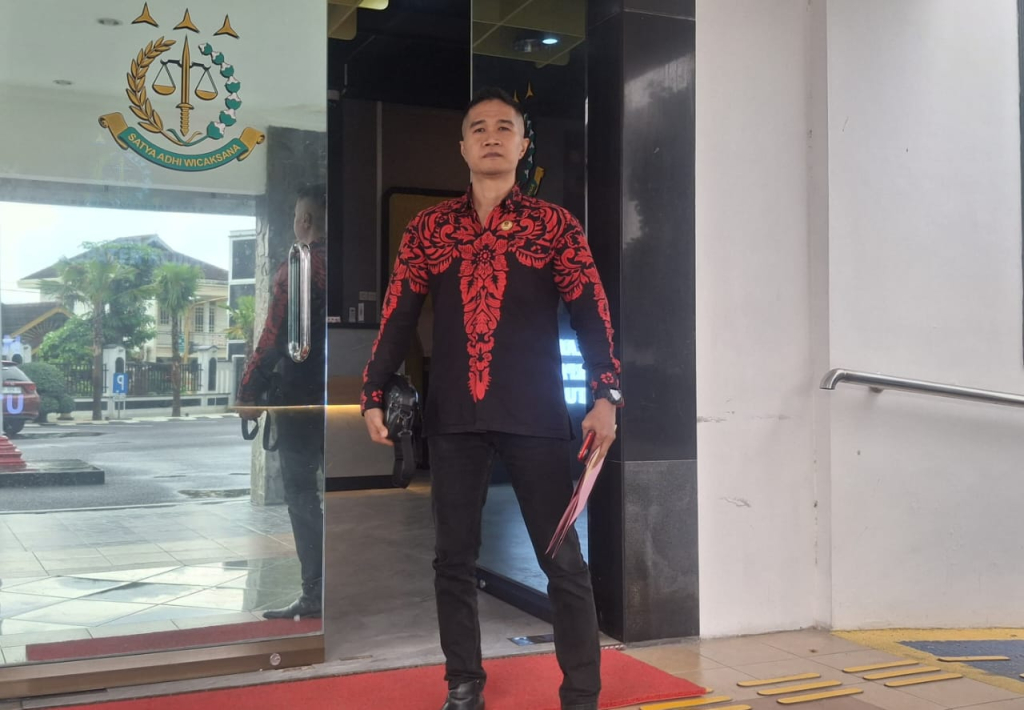 Abraham, advokat yang mendampingi korban penipuan yang melibatkan oknum anggota kepolisian (foto : qris_beritaformat)