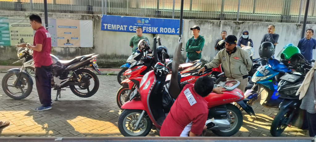 Proses pengecekan fisik kendaraan di Samsat Jombang (foto : anisah_beritaformat)