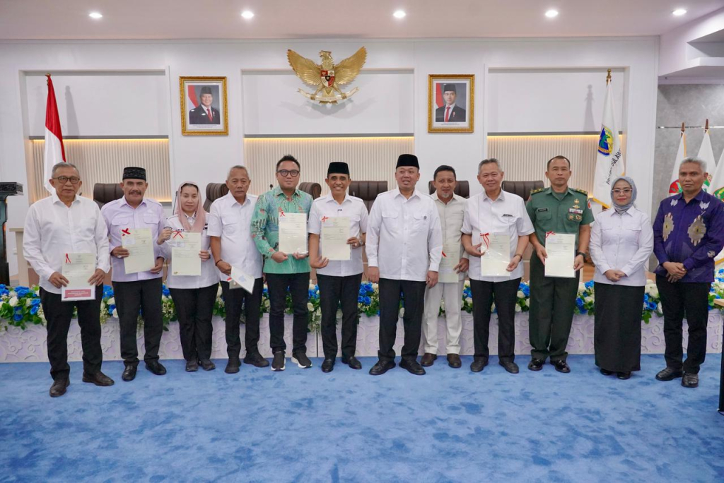 Mentri ATR/PBB, Nusron Wahid bersama Gubernur Sulteng dan Kepala ATR/BPN Sulteng saat memberikan sertifikat secara simbolis (foto : agus_beritaformat)