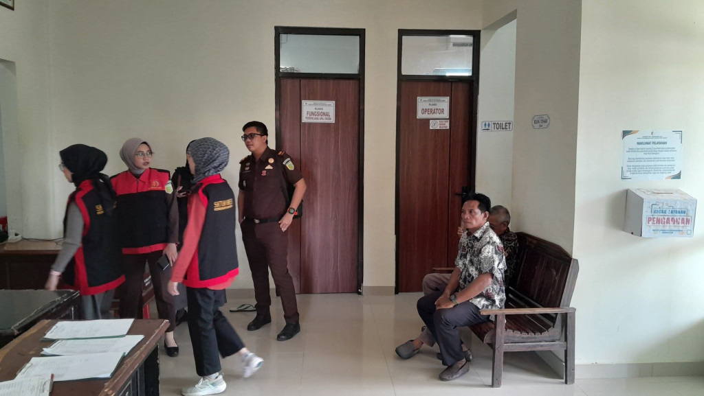 Suasana penggeledahan Kantor Dinas Peternakan dan Kesehatan Hewan Kabupaten Sigi oleh Seksi Tipidsus Kejari Sigi (foto : anjasman_beritaformat)