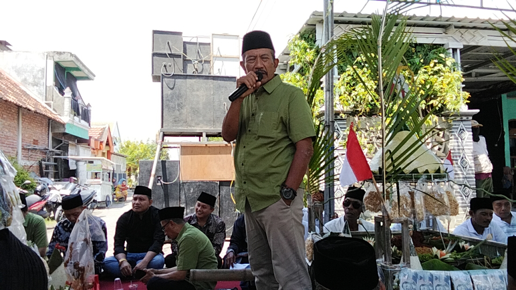 Kepala Desa Gerbang Mulus saat memberikan sambutan dalam rangka sedekah Desa (foto: harno_beritaformat)