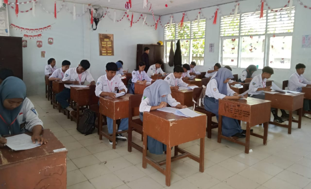 Siswa Siswi SMAN 1 Lampasio saat mengikuti UAS (foto: agus_beritaformat)