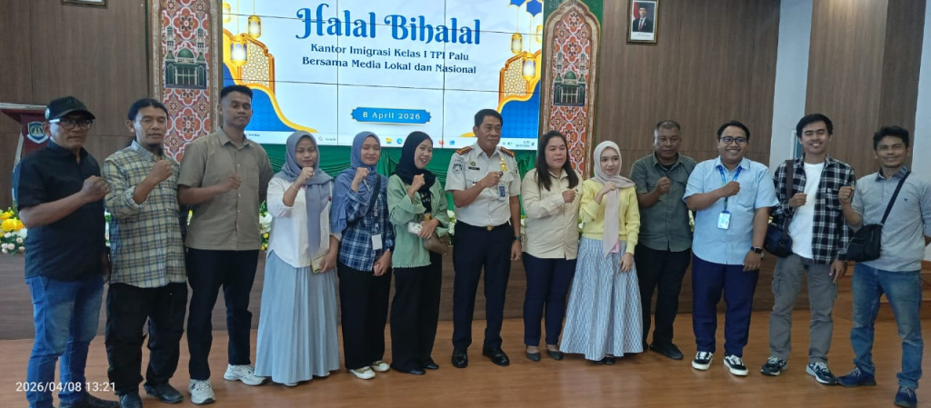 Muhammad Akmal, bersama awak media usai kegiatan halal bi halal (foto : saiful_beritaformat)