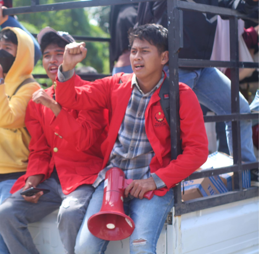 Presiden Mahasiswa BEM-PILM, Harun, saat melakukan orasi (foto : arif_beritaformat)