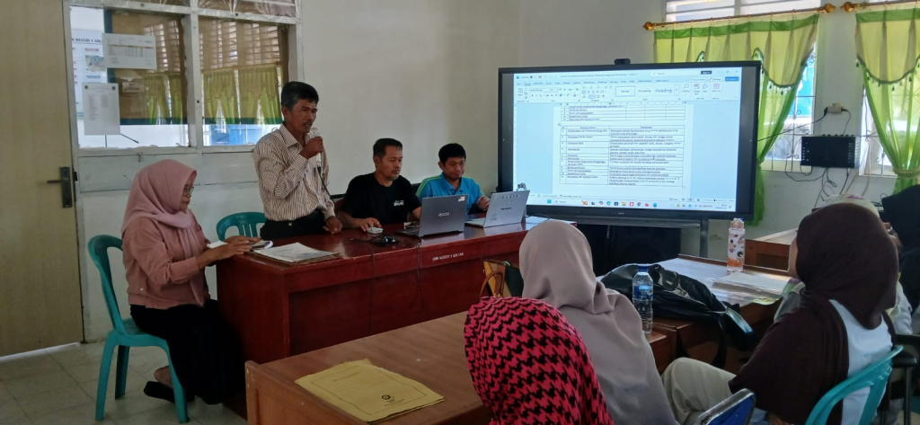 Penyamaan persepsi dan konsolidasi kerja, ketua jurusan, kurikulum dan guru SMKN 1 Galang (foto : agus_beritaformat)