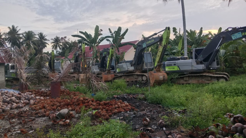 6 unit excavator yang terparkir diduga dilahan milik anggota kepolisian inisial PRS (foto : enos/asri_beritaformat)