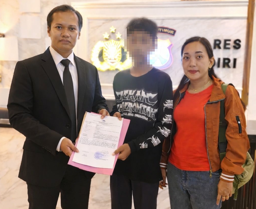 Orang tua korban didampingi kuasa hukum usai melaporkan dugaan kekerasan di sekolah (foto : qrisna_beritaformat)