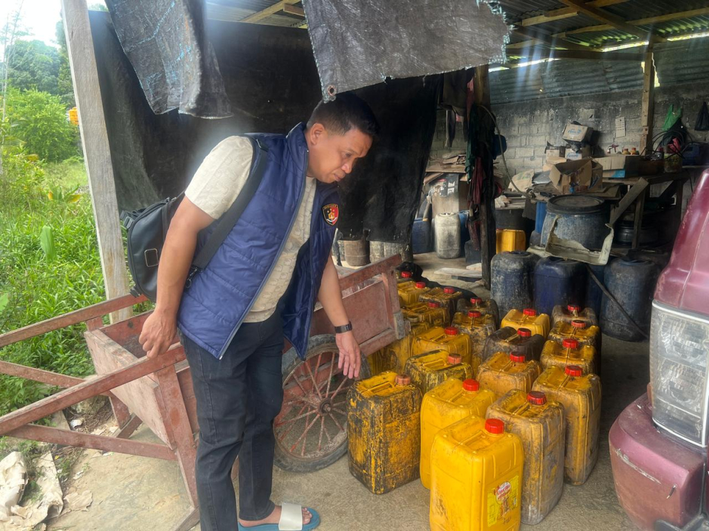Ratusan jerigen ditemukan digudang lokasi penimbunan (foto : anjasman_beritaformat)