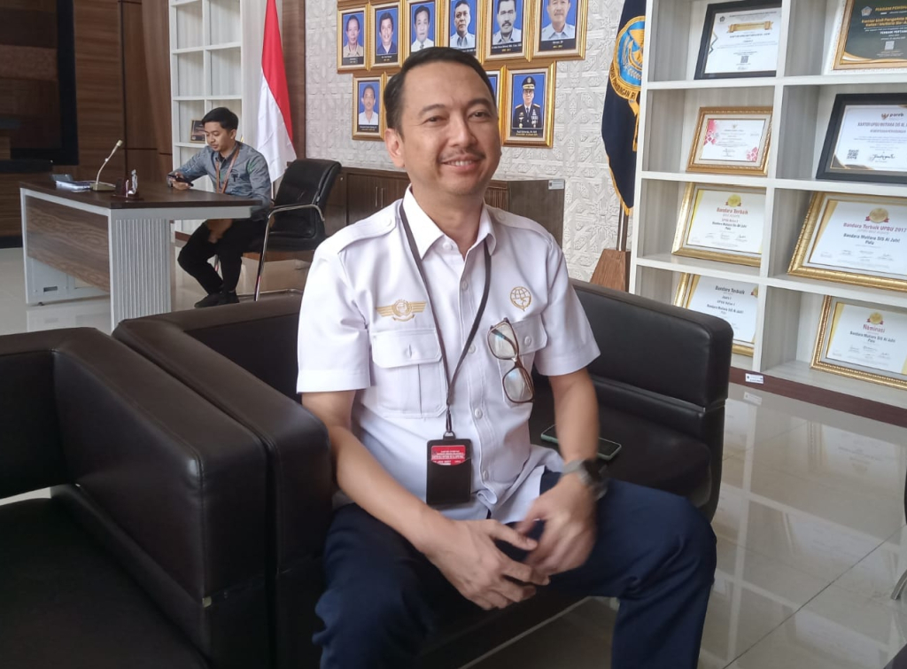 Kepala Bandara Mutiara SIS Al-Jufri, Prasetiyohadi, ST.,S.H.,M.H., saat ditemui awak media disela aktivitasnya (foto: agus_beritaformat)