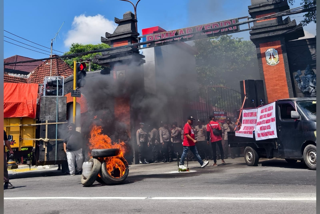 Ratusan pengunjung rasa yang tergabung dalam AKAR mendesak Pemkab Kediri untuk membongkar praktek curang perekrutan perangkat desa (foto : qris_beritaformat)