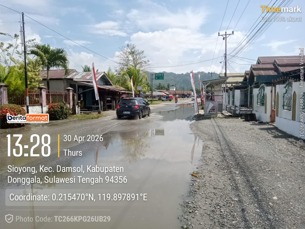 Kondisi jalan Trans Sulawesi di Kecamatan Dampelas yang sering terendam air saat hujan (foto : agus_beritaformat)