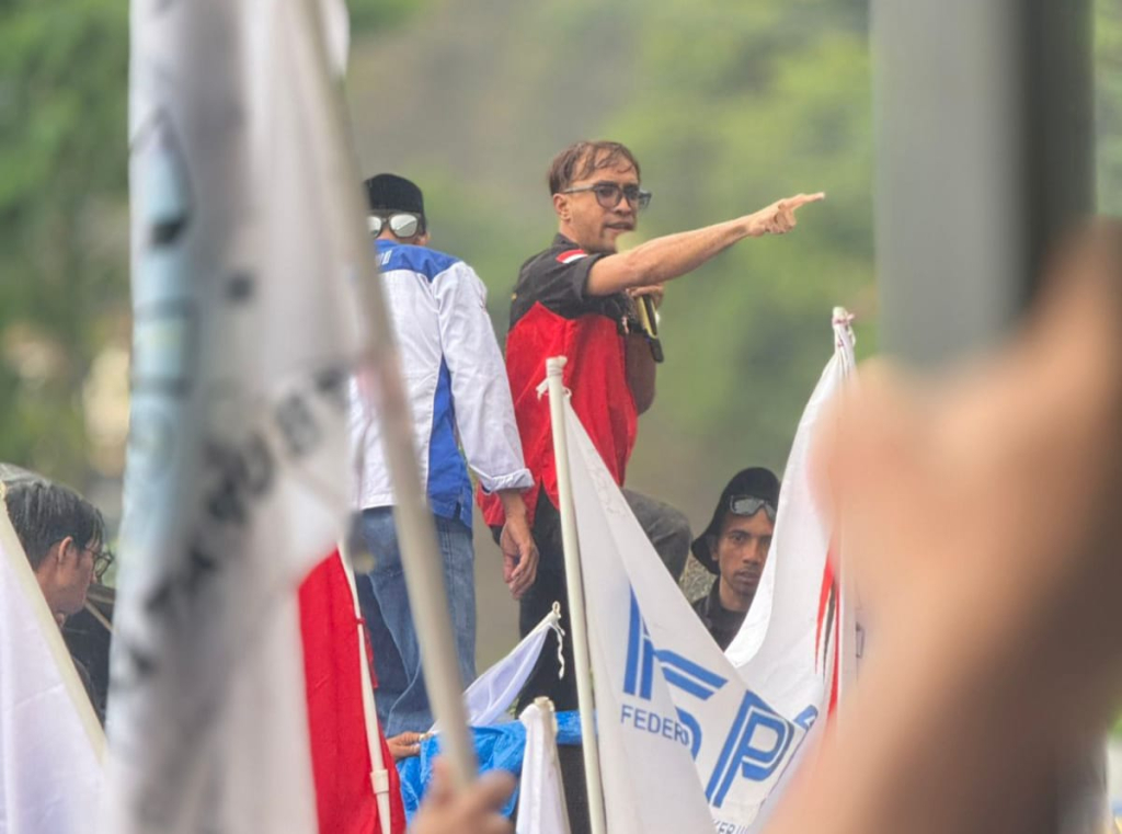 Aksi damai buruh pada momen hari Buruh nasional didepan pintu masuk IMIP Morowali (foto: teres_beritaformat)