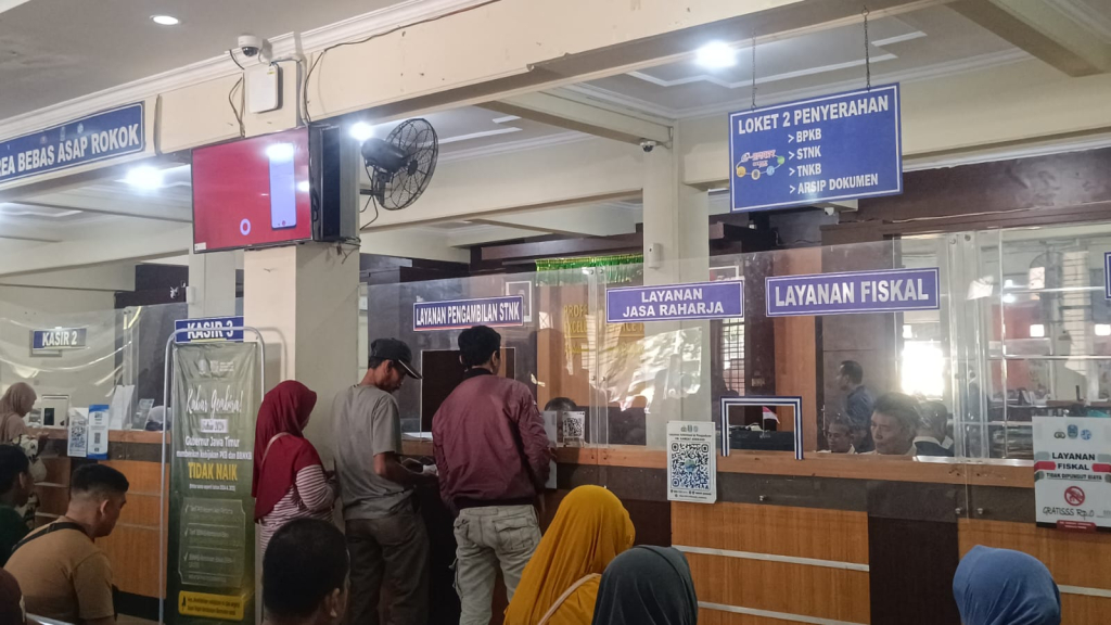 Suasana layanan perpanjangan dan pembayaran pajak kendaraan bermotor di Samsat Jombang (foto : anisah_beritaformat)