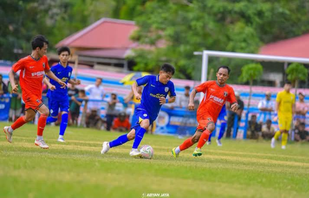 Sportivitas dalam laga Piala Berani Cup antara PS Living Mandiri vs PSM Boboya di lapangan sepak bola Persidorongala (foto : anjasman_beritaformat)