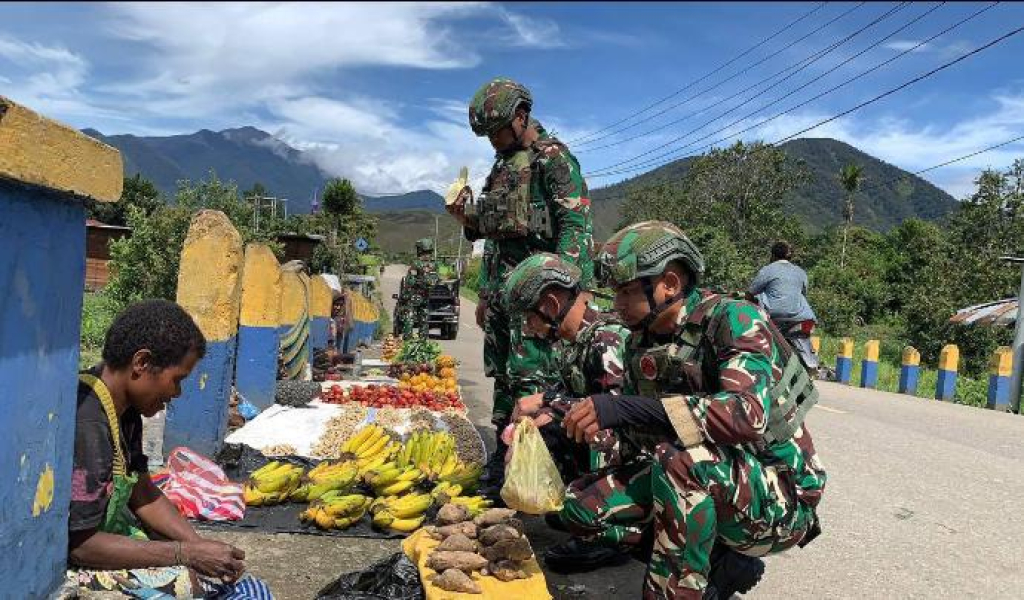 Satgas Yonif 711/Raksatama membaur dan membeli buah-buahan hasil kadang masyarakat Dogiyai (foto : anjasman_beritaformat)