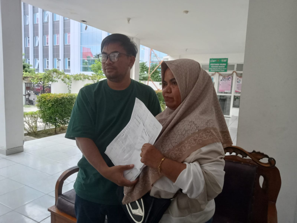 Ibu korban dan kuasa hukum usai mendatangi kantor WOM Finance Palu (foto : agus_beritaformat)