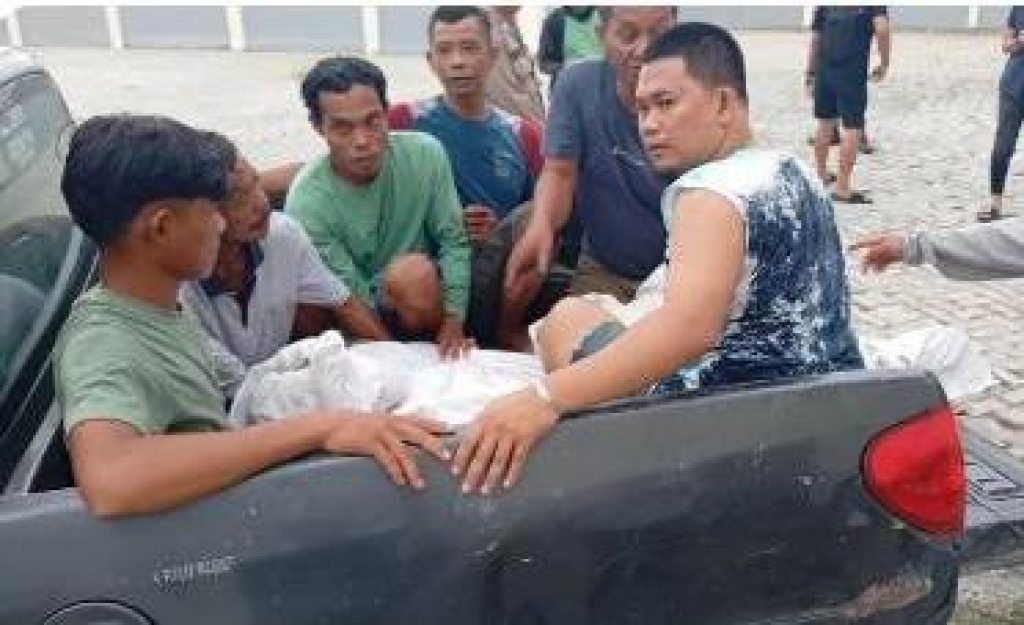 Keluarga korban mengevakuasi jenazah untuk dibawah pulang ke rumah duka tak jauh dari lokasi (foto : anjasman_beritaformat)