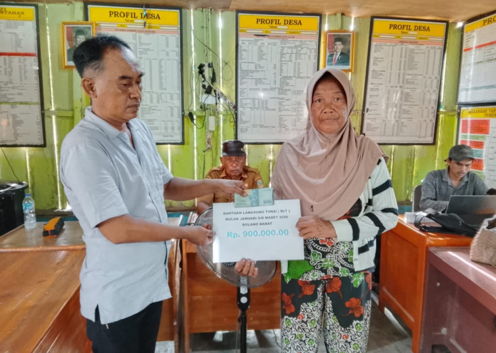 Kepalan Desa Bolano Barat saat memberikan BLT ke warga penerima (foto : asri_beritaformat)