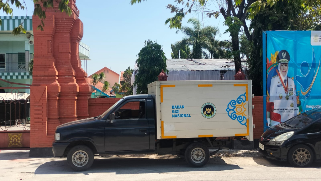 Mobil SPPG pengiriman MBG di SMAN 1 Kutorejo (foto : tim_beritaformat)