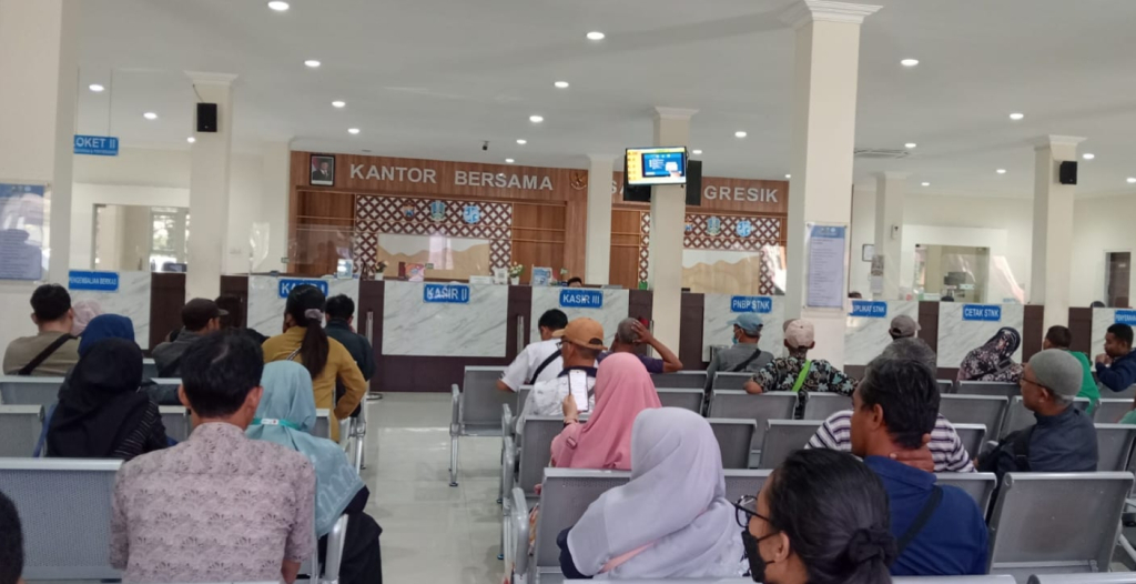 Suasana pelayanan di kantor samsat gresik (foto : oka_beritaformat)