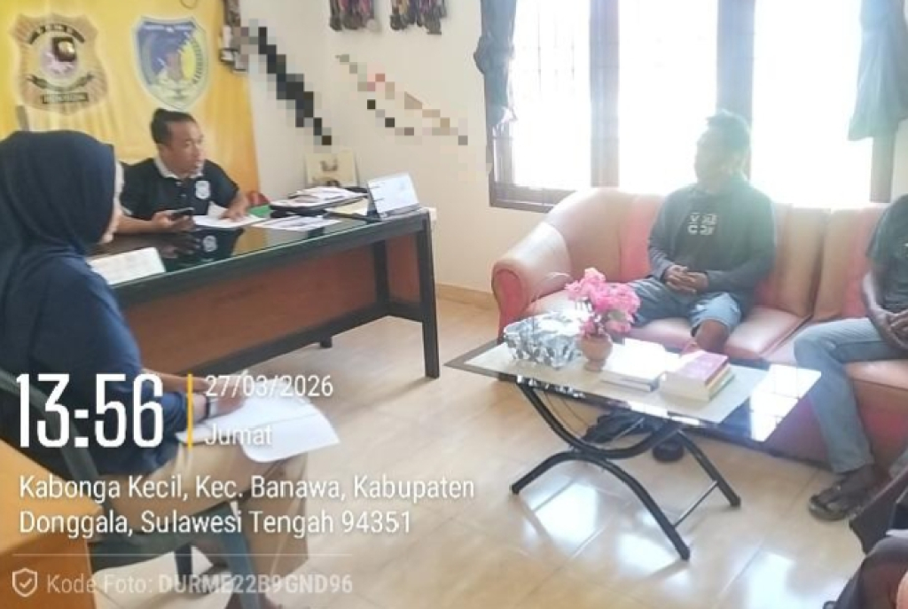 Suasana konfirmasi di kantor Kelurahan Kabona Kecil, Kecamatan Banawa Kabupaten Donggala ( foto : asri_beritaformat)