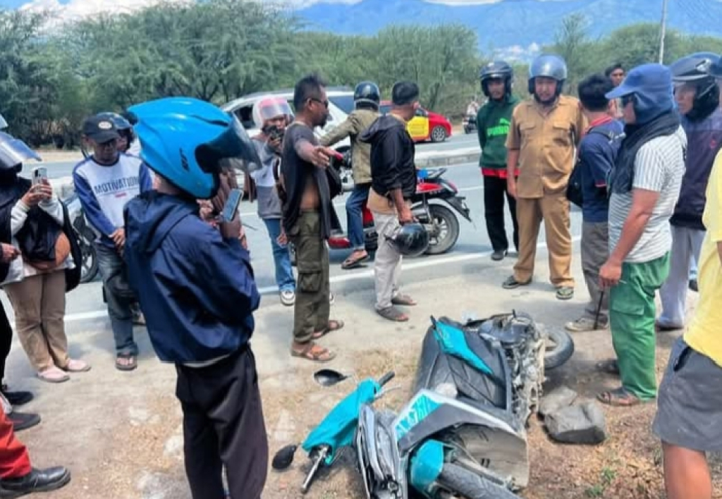 Kondisi motor pelaku usai dibakar warga (foto : anjasman_beritaformat)