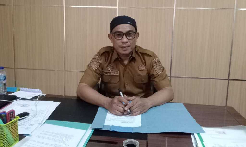 Kepala Bidang PTK dan Fasilitasi Dinas Pendidikan Sulteng, Muh. Nur, saat memberikan klarifikasi kepada awak media di ruang kerjanya (foto : agus_beritaformat)
