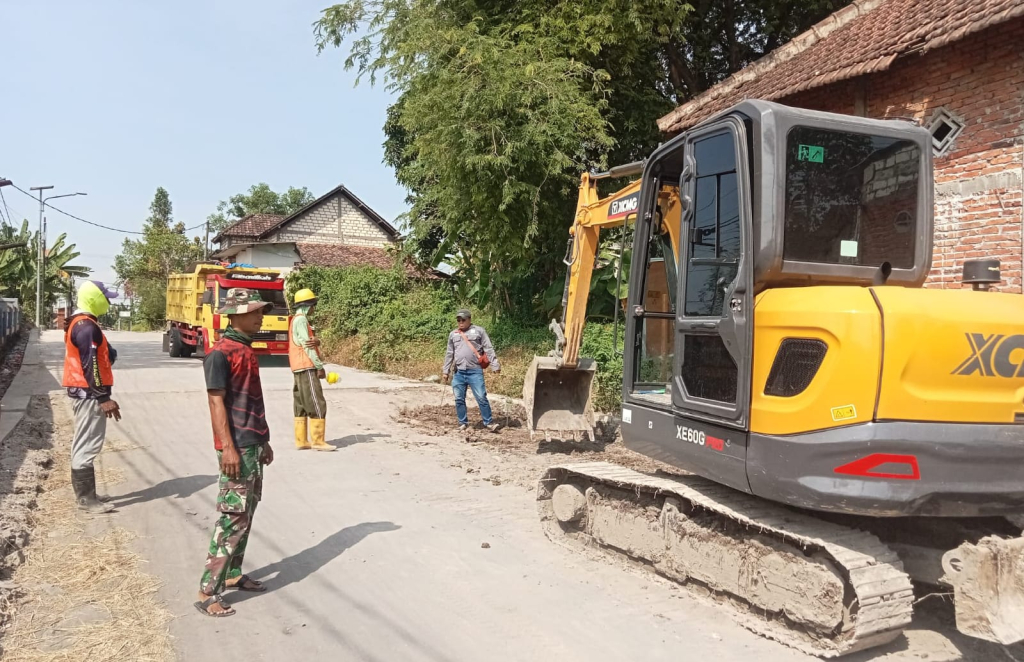 Aktivitas alat berat muali digunakan untuk membantu merayakan jalan (foto : harno_beritaformat)