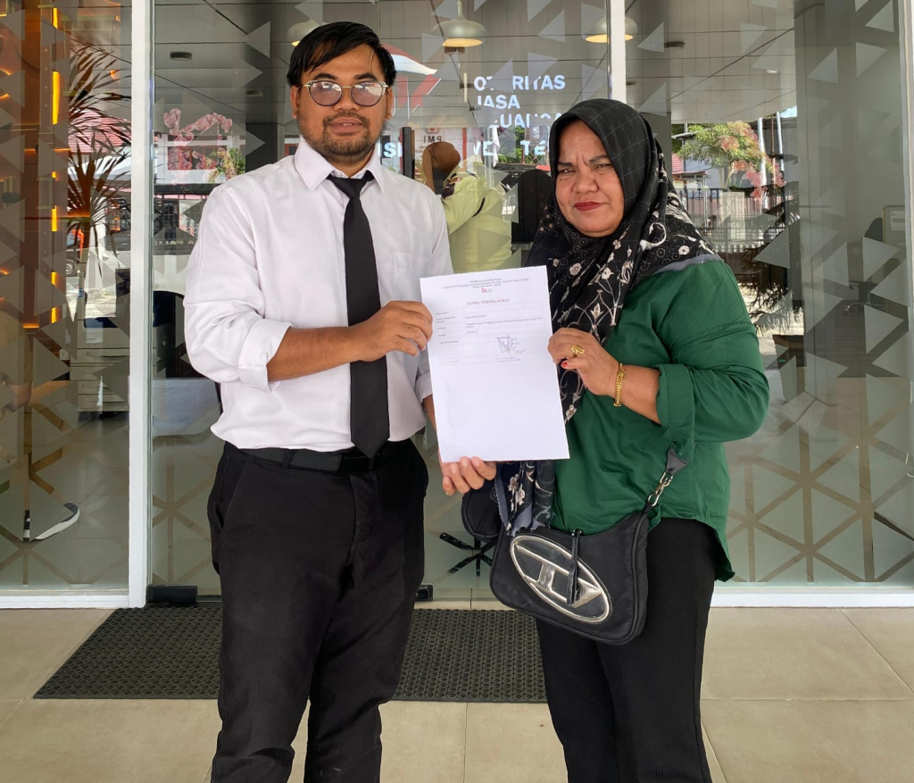 Direktur LBH-R, Firmansyah C. Rasyid dampingi kelurga korban laporkan WOM Finance ke OJK (foto : utho_beritaformat)