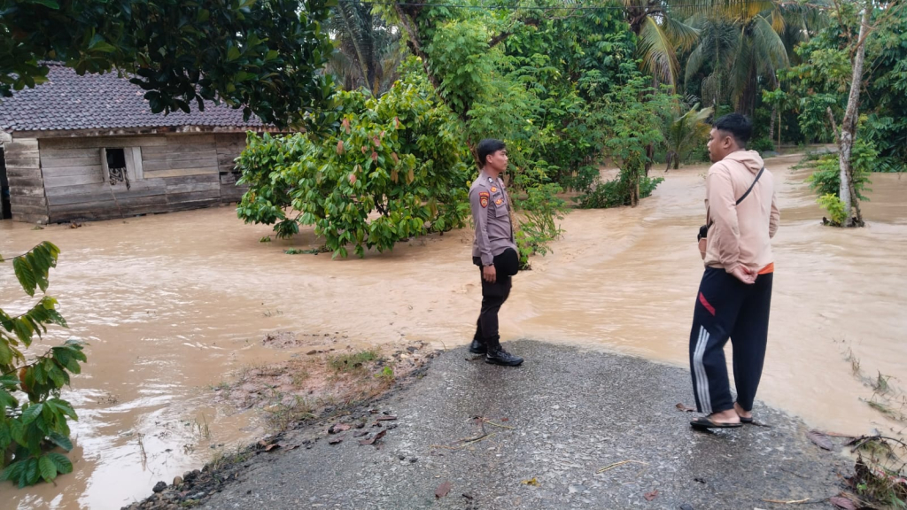 Tampak air banjir yang deras merendam puluhan rumah warga (foto : asri_beritaformat)