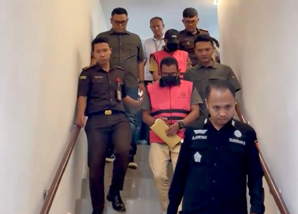 Kedua tersangka digelandang petugas Kejari Sigi menuju Rumah Tahanan Negara Kelas IIA Palu (foto : asri_beritaformat)