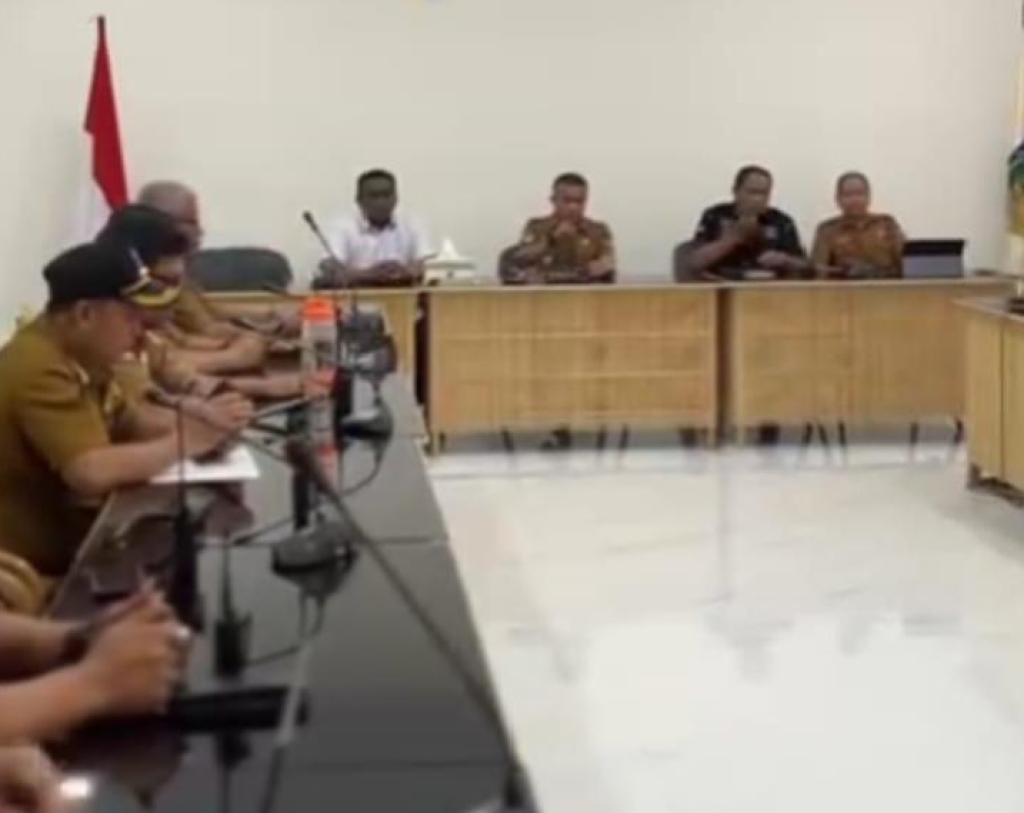 Wali Kota Palu, Hadianto Rasyid, saa memimpin rapat koordinasi bersama unsur kepolisian dan Dishub Kota Palu (foto ; anjasman_beritaformat)