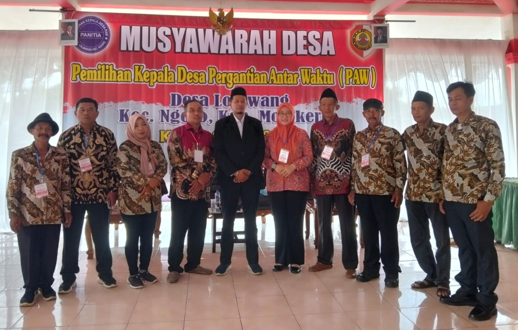 Kepala Desa Lolawang, Mokh. Zulfa Asadul Millah, mengenakan jas warna hitam (tengah) usai sah menjadi Kepala Desa melalui mekanisme PAW (foto : anisa_beritaformat)
