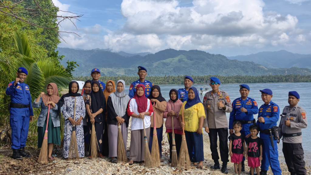 Satpolairud Polres Parigimoutong gandeng warga untuk menjaga ekosistem dan keindahan pesisir pantai (foto : asri_beritaformat)