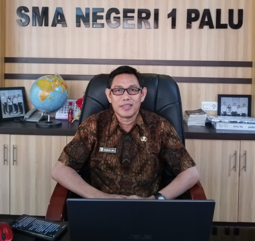 Kepala SMAN 1 Palu, Dahlan M.S , saat menyampaikan informasi di ruang kerjanya (foto : agus_beritaformat)