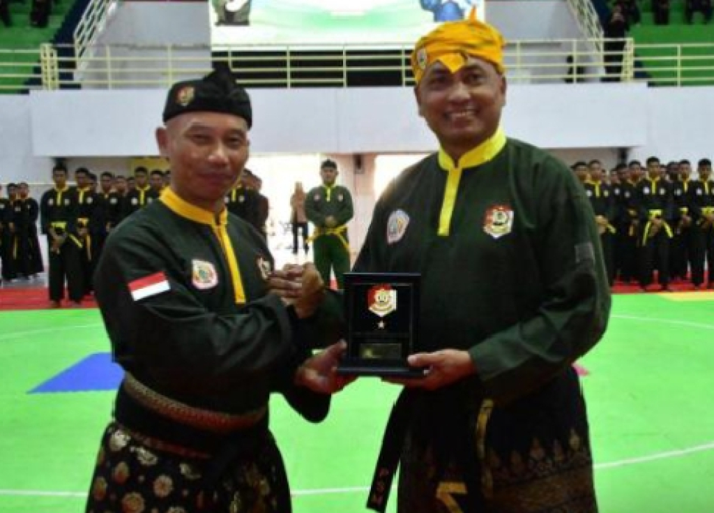 Komandan Kodam XXIII/Palaka Wira, Mayjen TNI J. Binsar P. Sianipar terima cinderamata dari pengurus PSM baru (foto : anjasman_beritaformat)