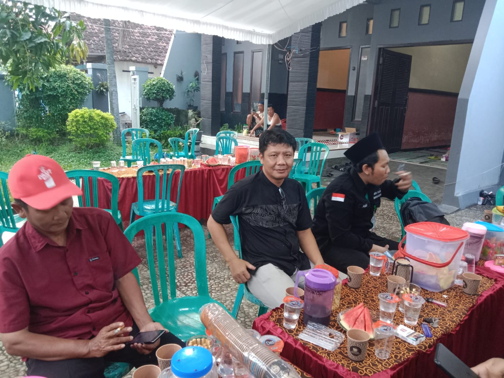 Amin Mabrur saat menerima sejumlah tamu di kediamannya usai terpilih menjadi Kepala Desa Sumokembangsri (foto : anisah_beritaformat)