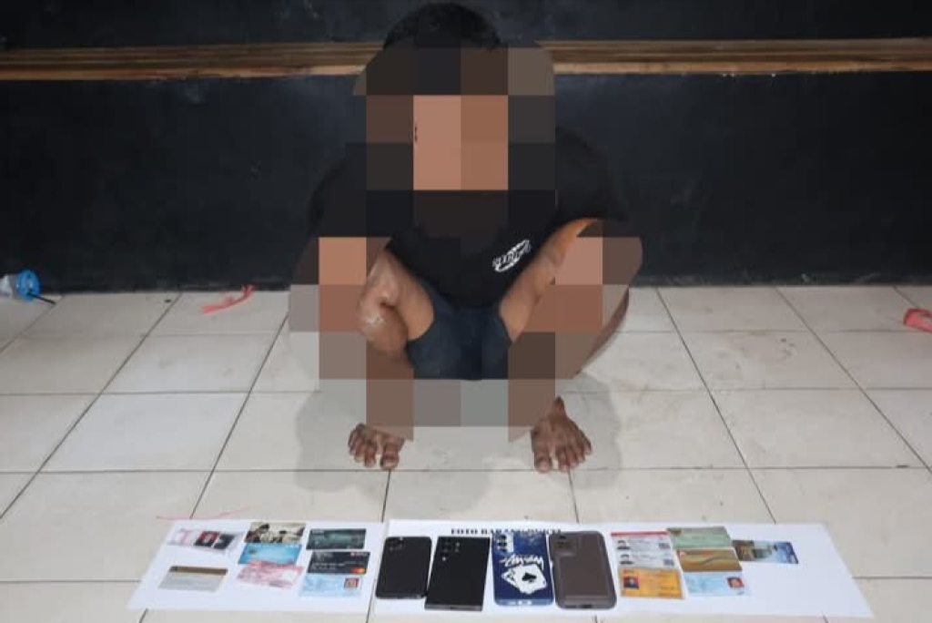 Tersangka berikut barang bukti yang berhasil di amankan petugas (foto : anjasman_beritaformat)