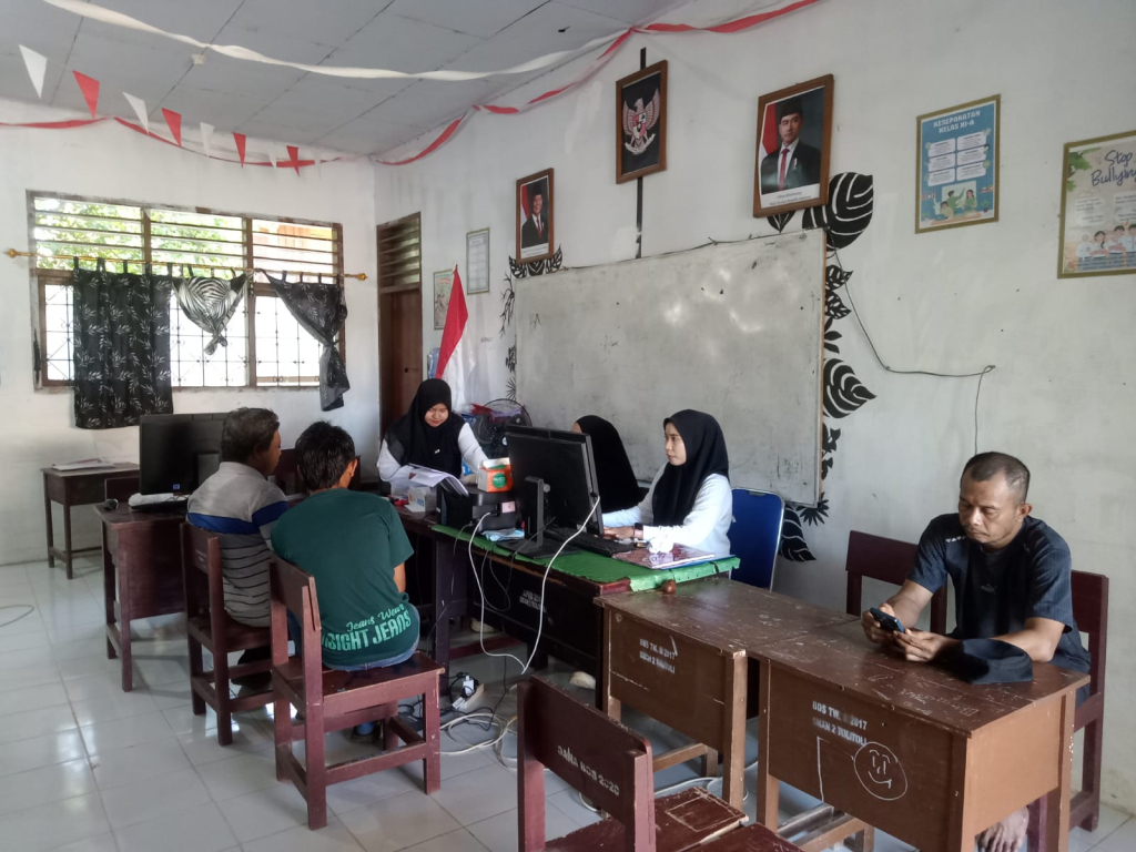 Panitia siap membantu orang tua siswa-siswi yang putra putrinya belum mendaftar melalui SPMB (foto : agus_beritaformat)