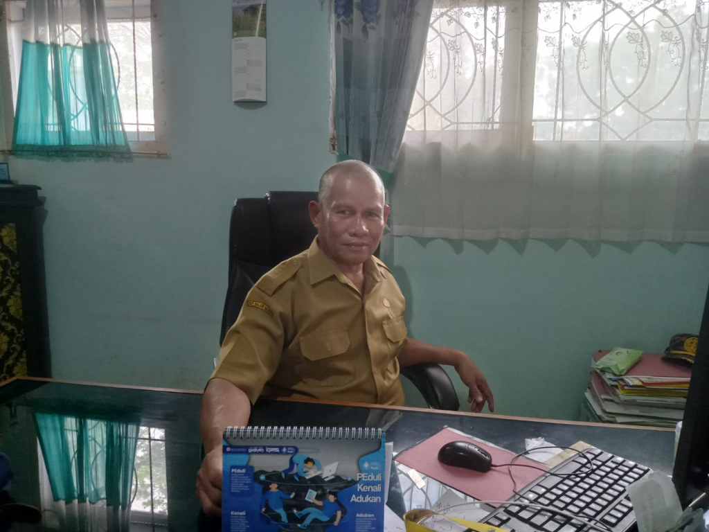 Kepala SMAN 1 Tolitoli, Drs. Mohammad Ridwan, saat memberikan keterangan di ruang kerjanya (foto : agus_beritaformat)