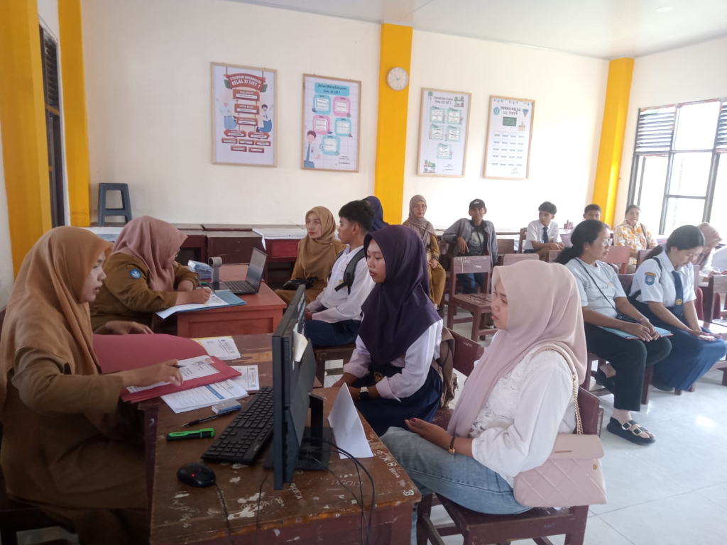 Panitia SPMB SMKN 1 Toli-toli saat melakukan verifikasi data calon siswa siswi baru (foto : Agus_beritaformat)
