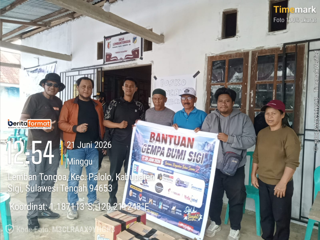 Secara simbolis perwakilan jurnalis memberika bantuan kepada korban gempa di Desa Lembantongoa (foto : Anjasman_beritaformat)