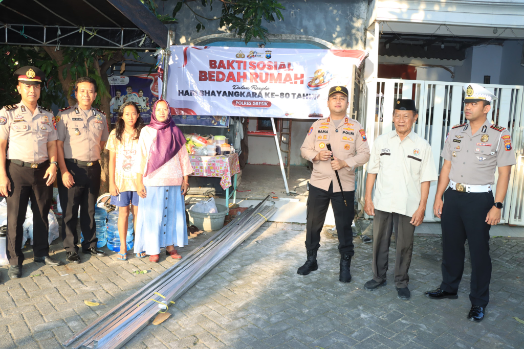 Kapolres Gresik bersama jajaran meninjau renovasi rumah purnawirawan Polri yang mendapatkan bantuan bedah rumah (foto : Bagus_beritaformat)