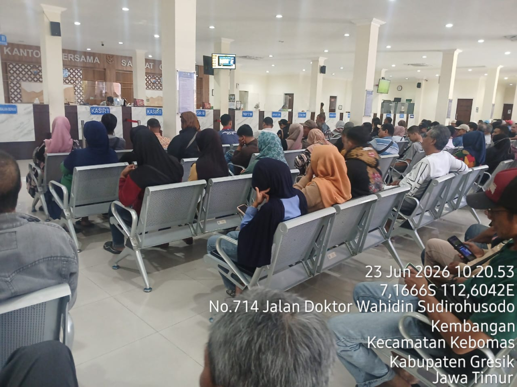 Antusiasme warga dalam pembayaran pajak kendaraan bermotor di KB Samsat Gresik (foto : Bagus_beritaformat)