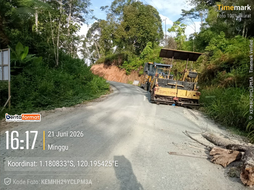 Progres pengerjaan rekonstruksi jalan ruas Desa Lembantongoa (foto : Agus_beritaformat)