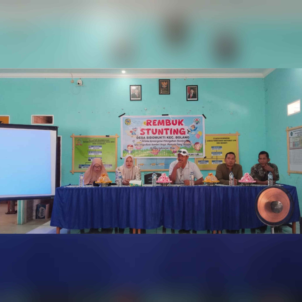Kepala Desa Sidomukti, Solikin, saat memberikan pemaparan program kepada masyarakat yang hadir (foto : Asri/Enos_beritaformat)
