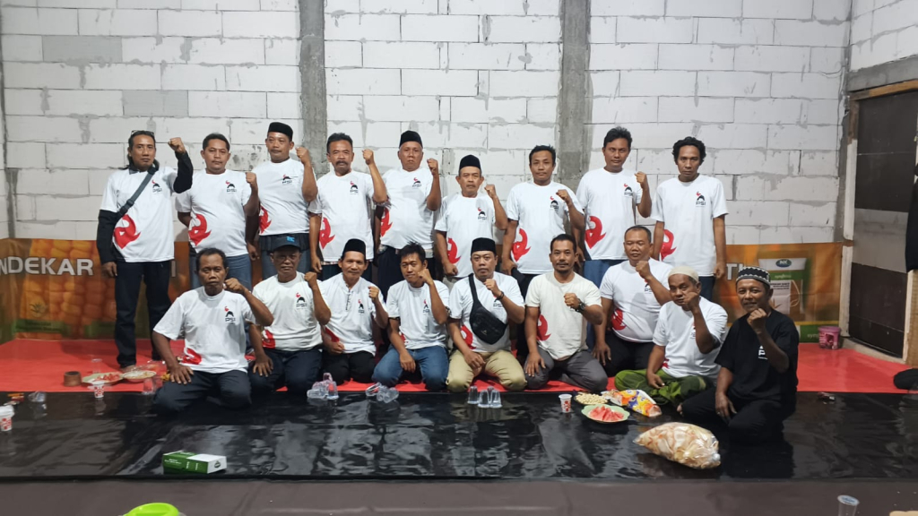 Jajaran pengurus DPRT PSI Desa Bakung Temenggungan dan Desa Singkalan (foto : klithik/hartono_beritaformat)