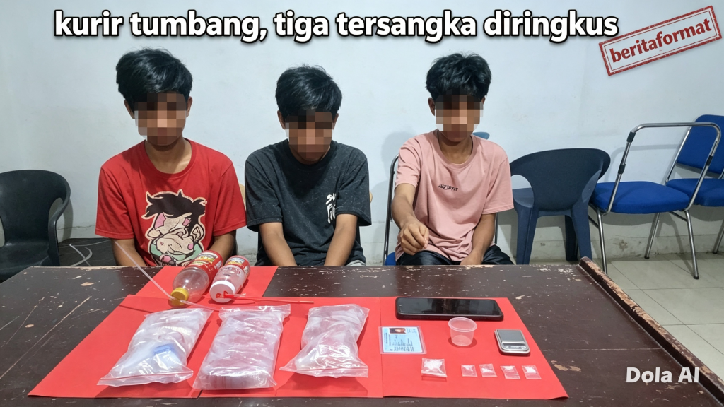 Tersangka berikut barang bukti kejahatan narkotika jenis sabu yang berhasil diamankan petugas (foto : asri_beritaformat)