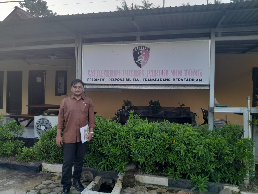 Firmansyah C. Rasyid, S.H., dari LBH TONAKODI, saat mendatangi penyidik Satreskrim Polres Parigimoutong (foto : asri_beritaformat)