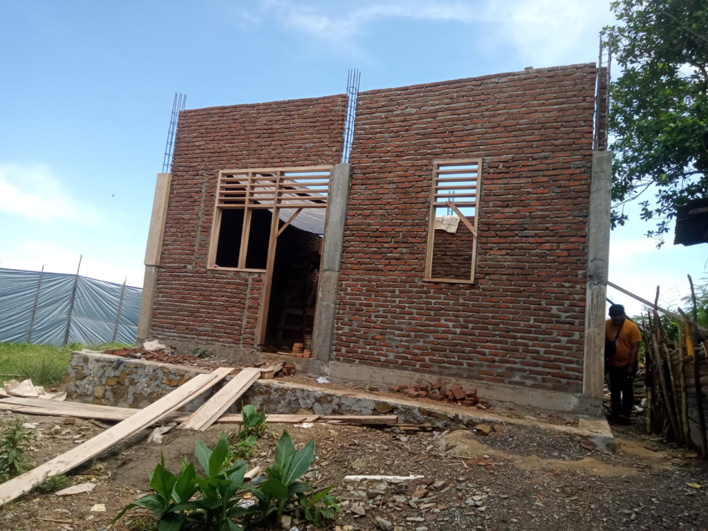 Pembangunan rumah dinas guru yang diduga menggunakan batu pondasi dari tambang ilegal (foto : agus_beritaformat)